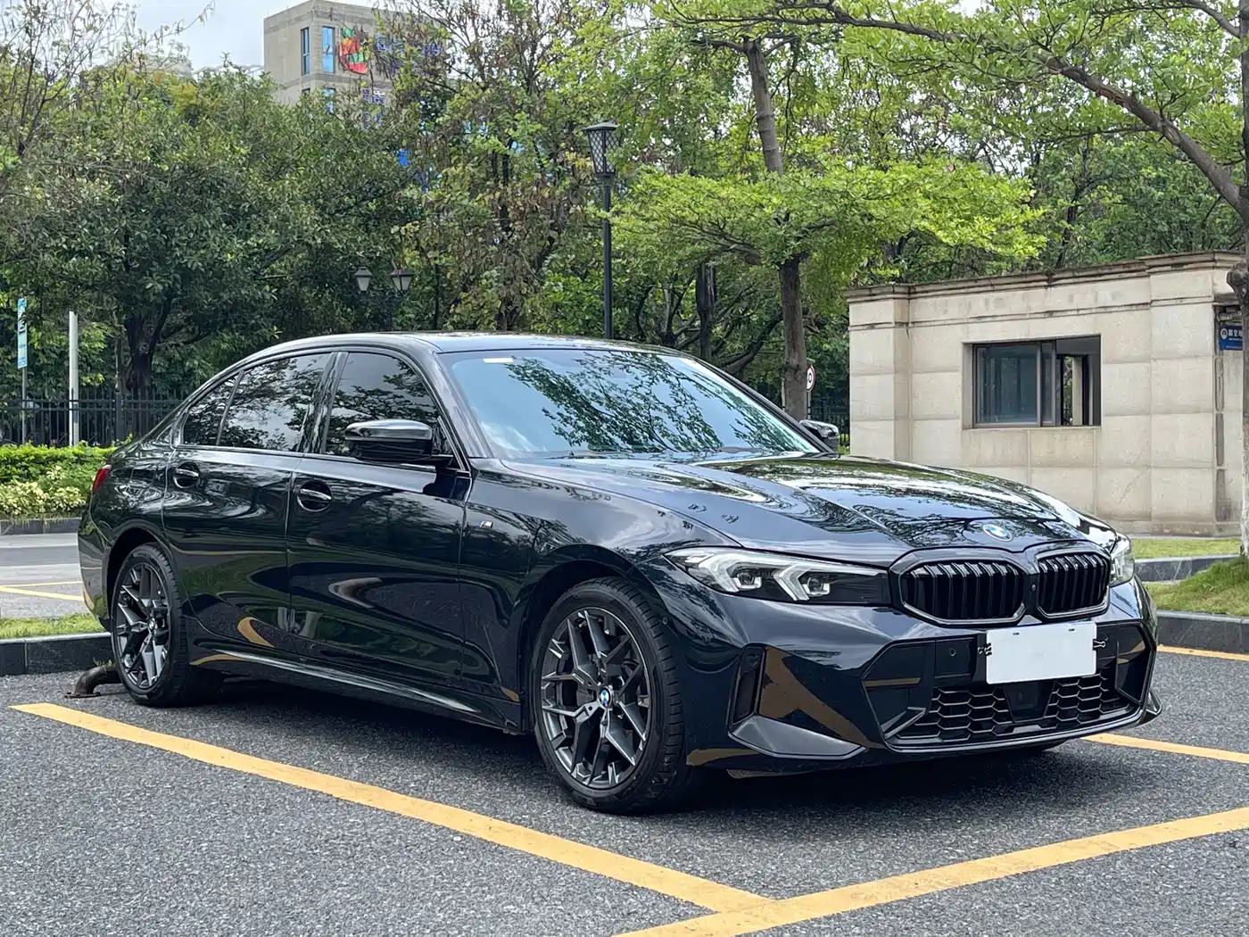 BMW 3 Series 2025 330Li M Sport Night Edition фото 3