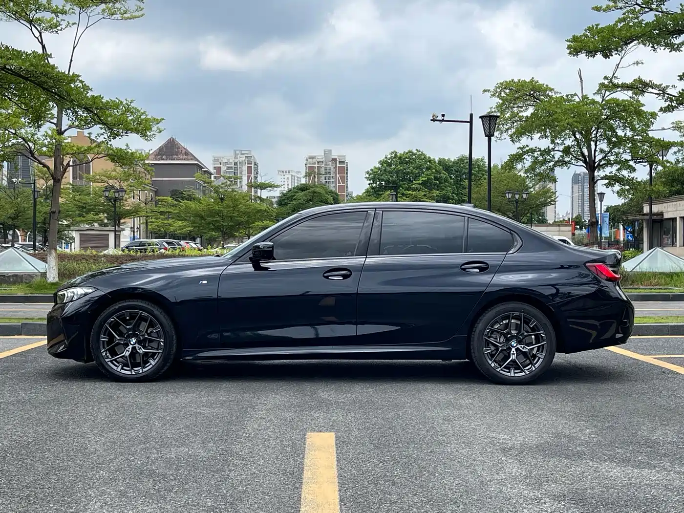 BMW 3 Series 2025 330Li M Sport Night Edition фото 7