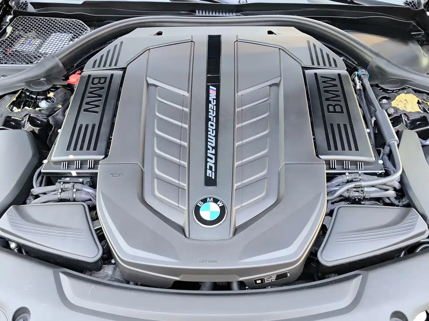 BMW 7 Series 2018 M760Li xDrive фото 35