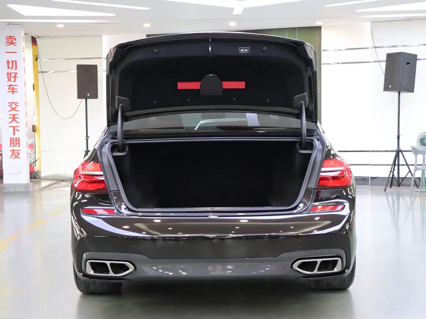 BMW 7 Series 2018 M760Li xDrive фото 31