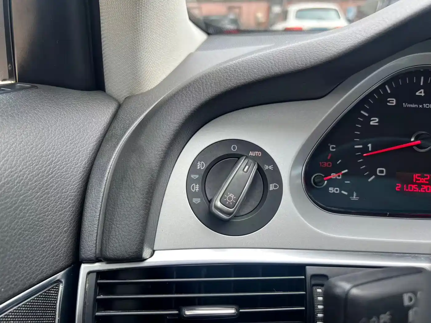 Audi A6L 2010 2.0 TFSI Automatic Standard фото 24