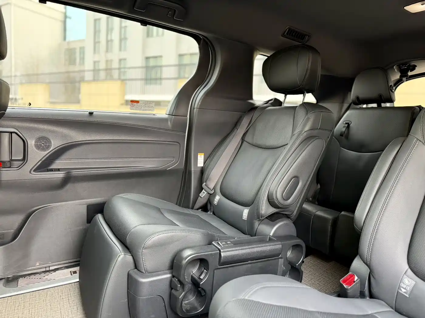 Toyota Sienna 2023 2.5L Hybrid Premium Edition фото 14
