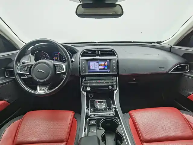 Jaguar XE 2015 2.0T 200PS R-Sport — фото 5