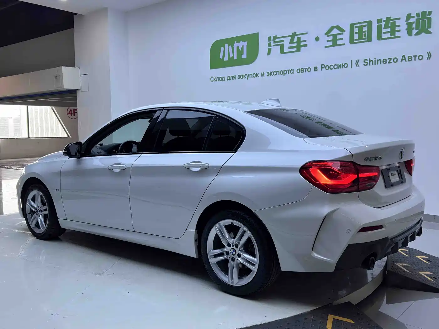 BMW 1 Series 2022 120i M Sport Shadow Edition фото 4