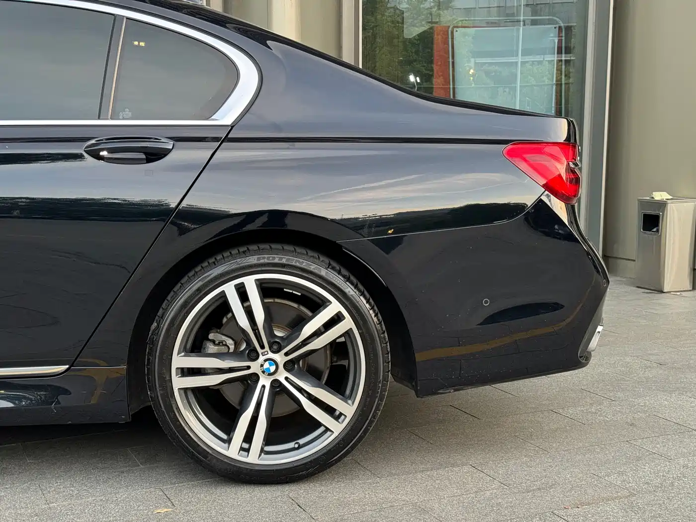 BMW 7 Series 2018 750Li xDrive M Sport Package фото 10