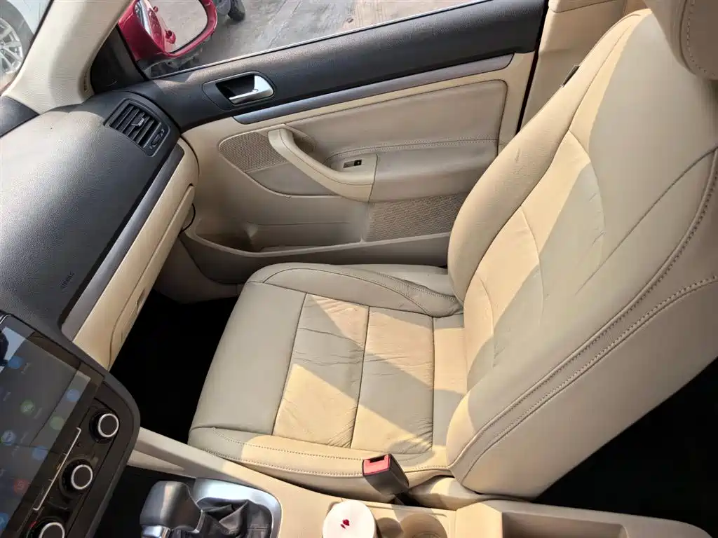 Volkswagen Sagitar 2011 1.6L Auto Comfort фото 13