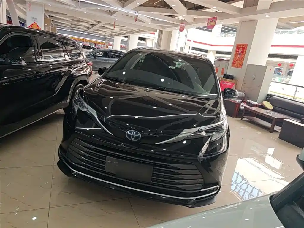 Toyota Sienna 2021 2.5L Hybrid Premium Edition фото 2