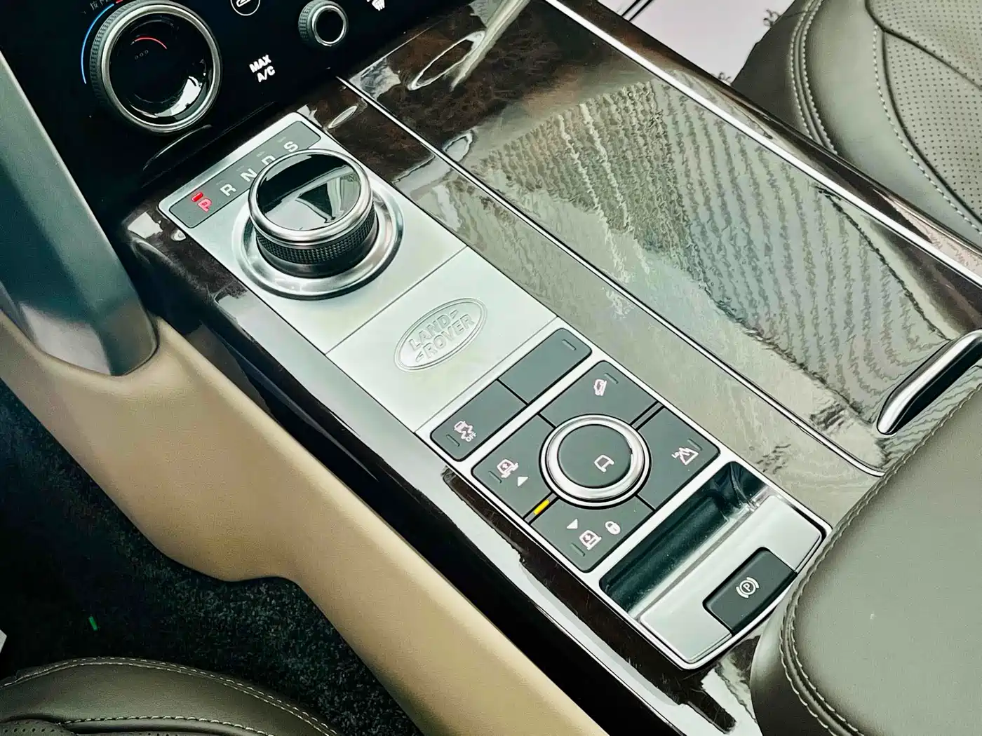 Land Rover Range Rover 2021 3.0 L6 Heritage Extended Classic Edition фото 10