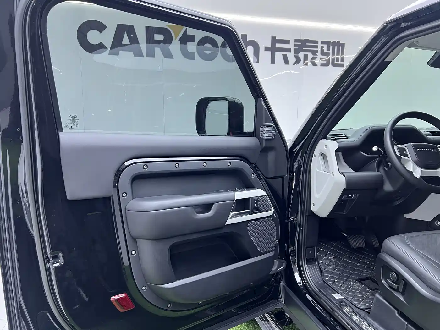 Land Rover Defender 2023 Facelift 90 3.0T P400 XS фото 26