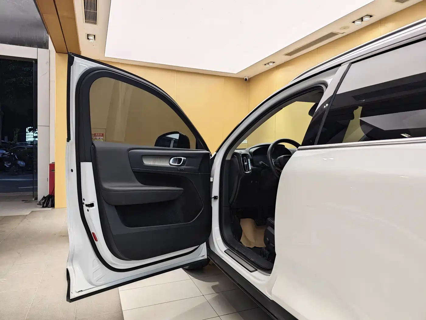 Фото 8 - Volvo XC40