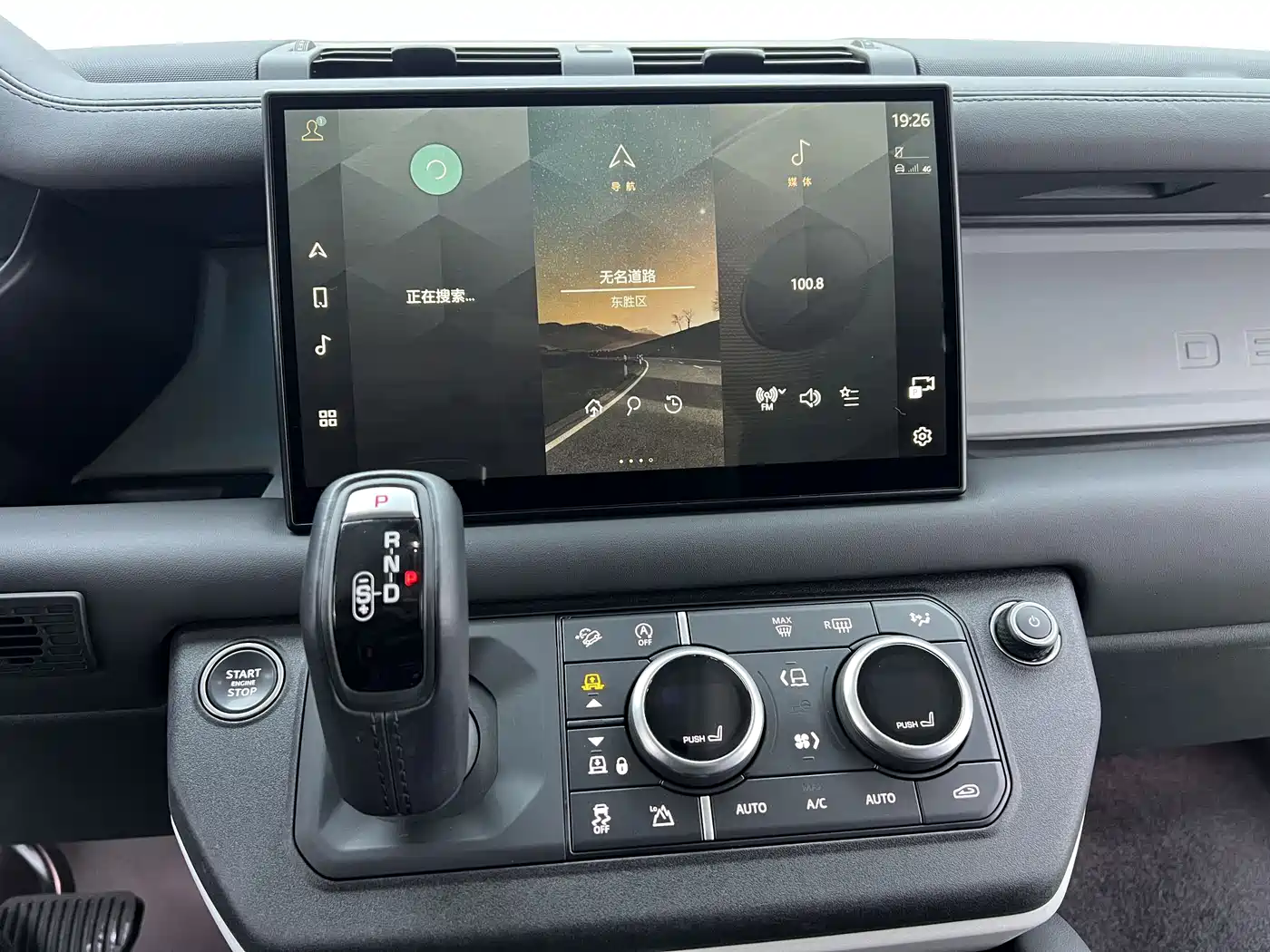 Land Rover Defender 2023 Facelift 90 3.0T P400 XS фото 20