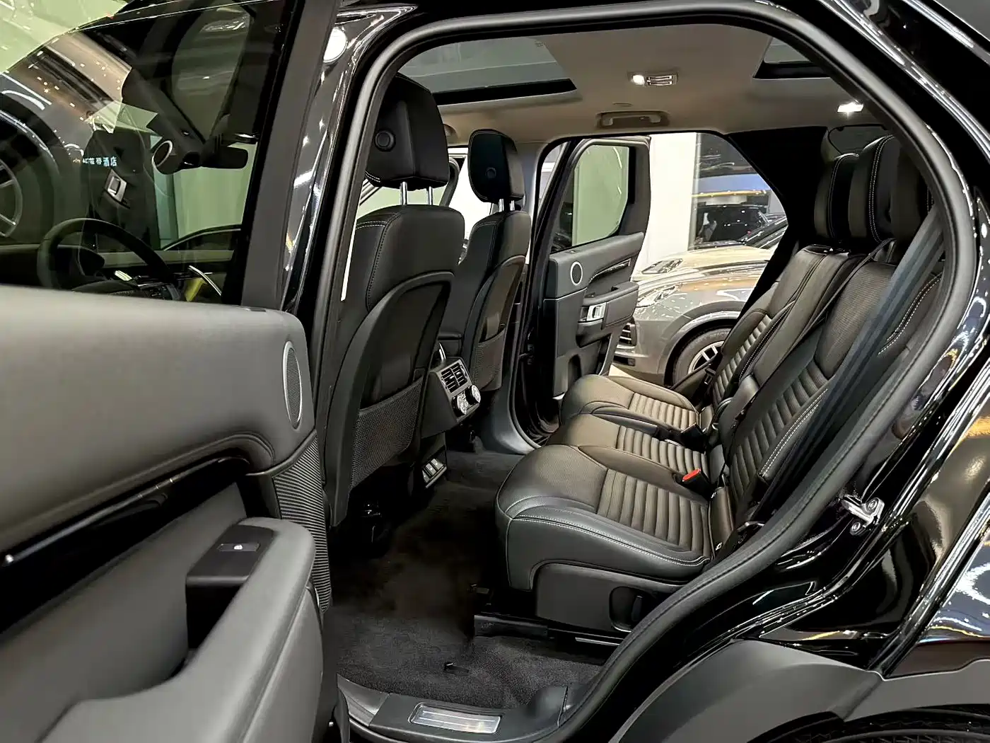 Land Rover Discovery 2023 360PS R-Dynamic S фото 7