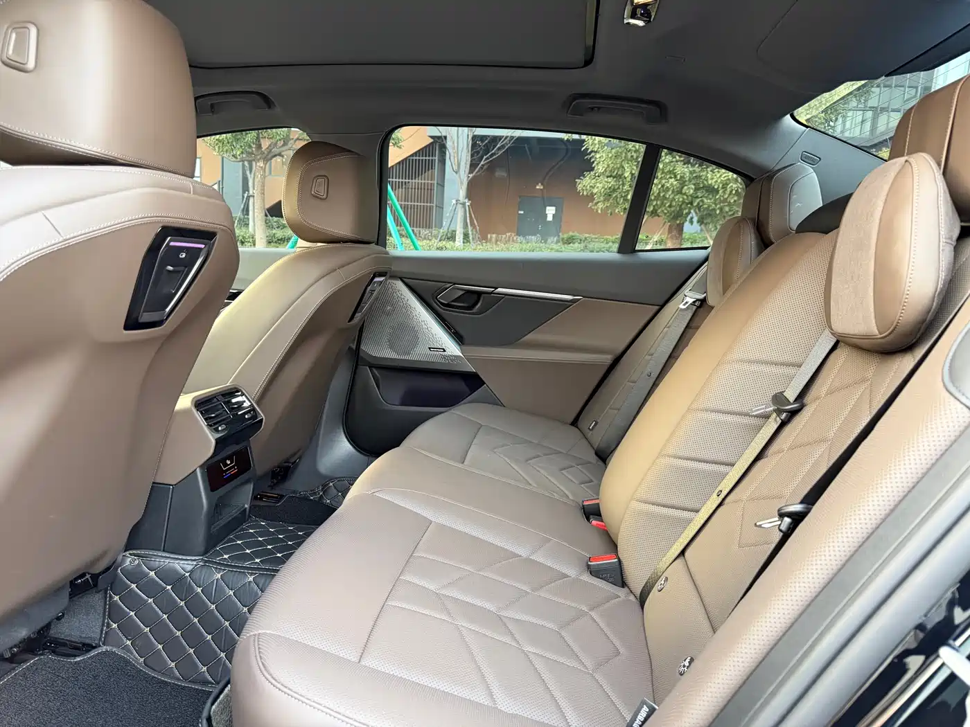 BMW 5 Series 2025 530Li Leading M Sport Package фото 8