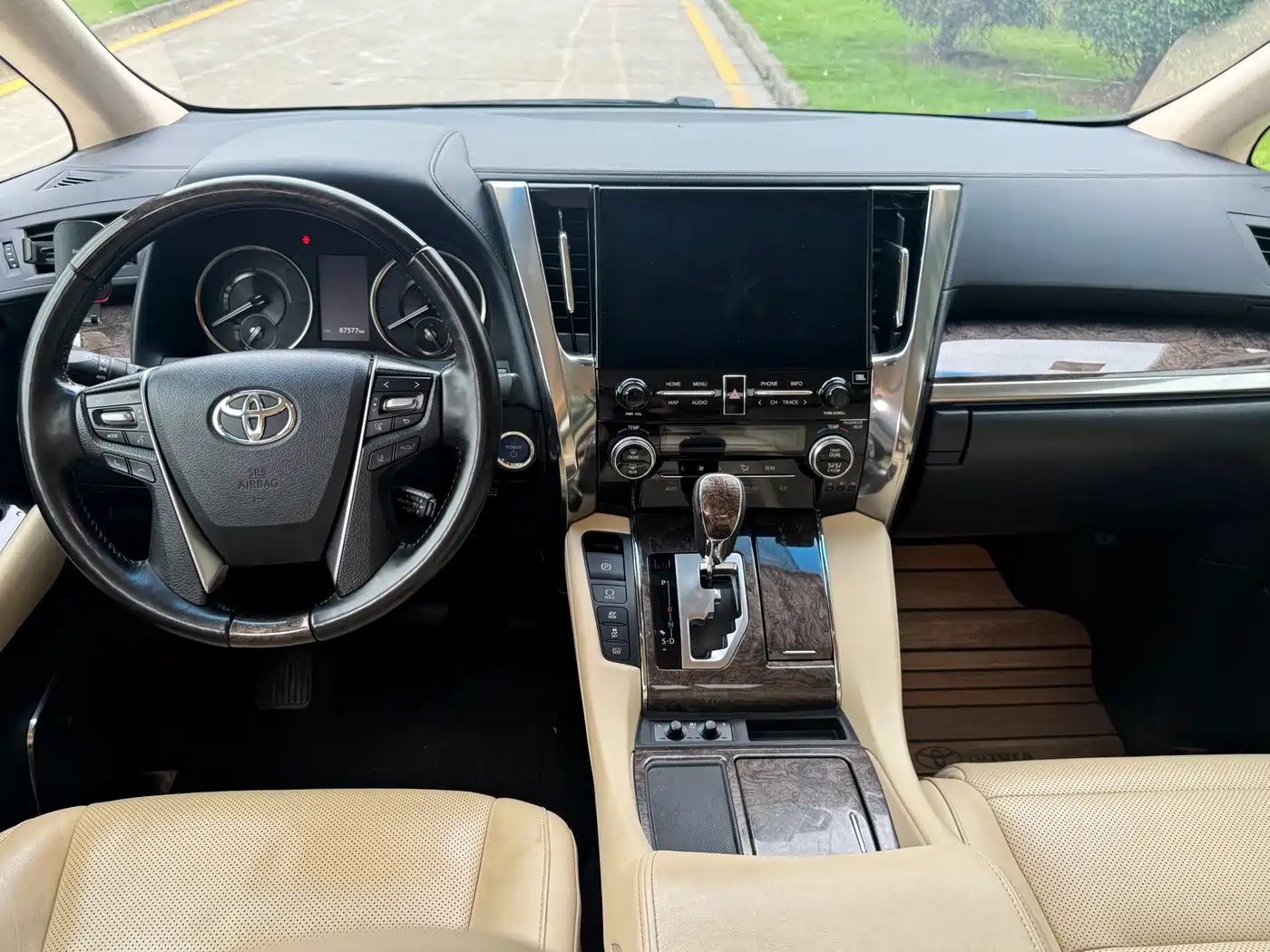 Toyota Alphard 2020 Hybrid 2.5L Gold Special Edition фото 15
