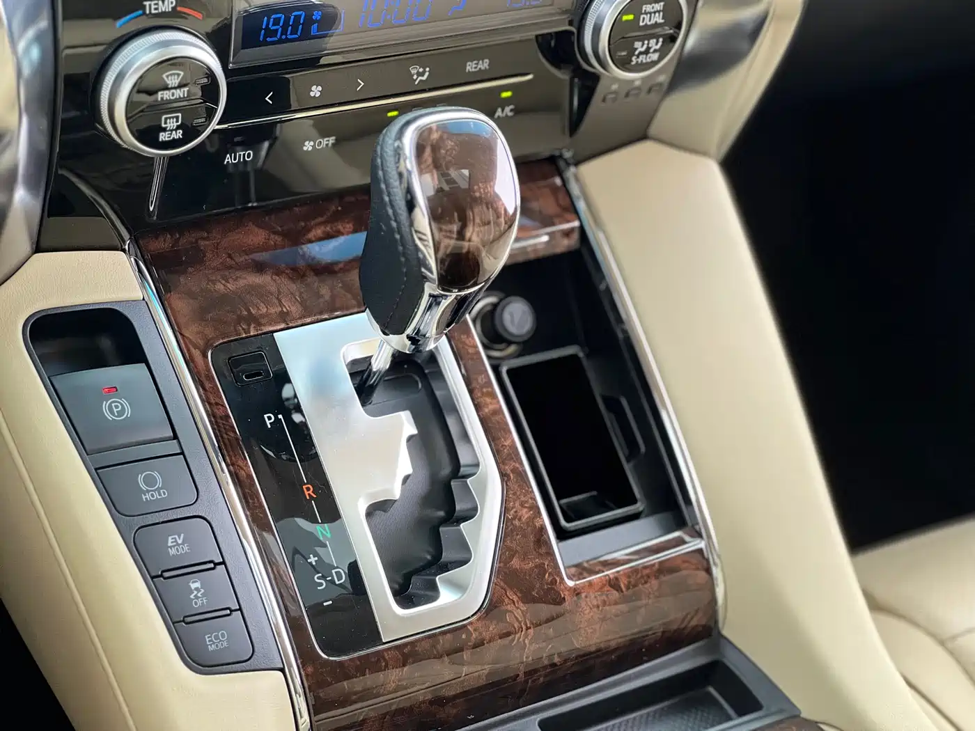 Toyota Alphard 2019 Hybrid 2.5L Luxury фото 16