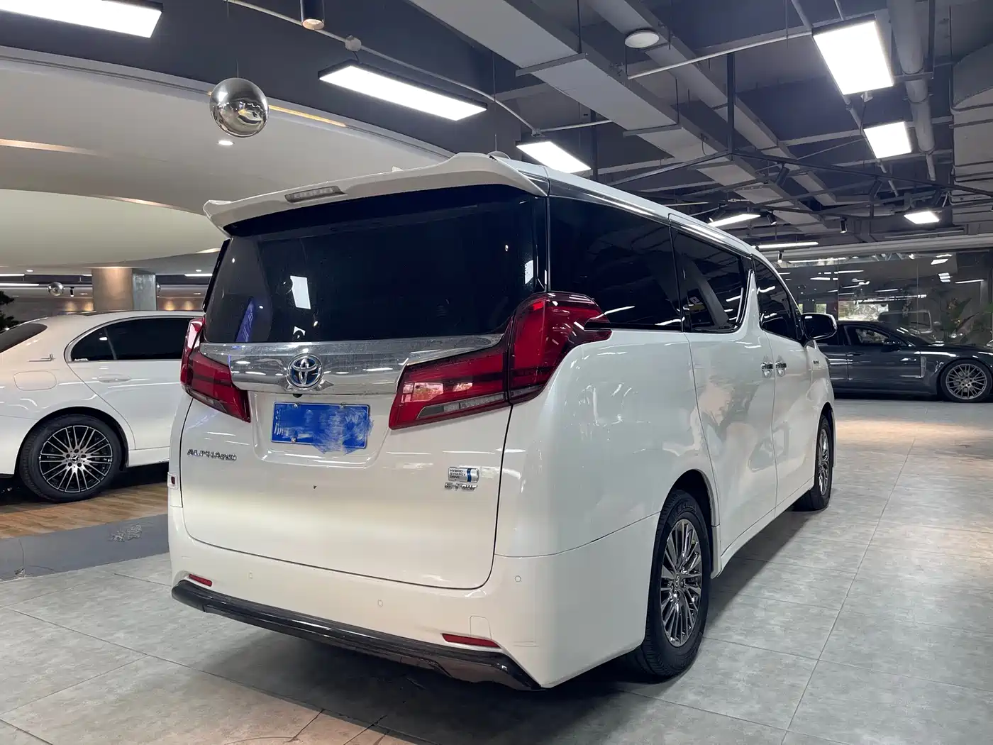 Toyota Alphard 2021 Hybrid 2.5L Luxury фото 6
