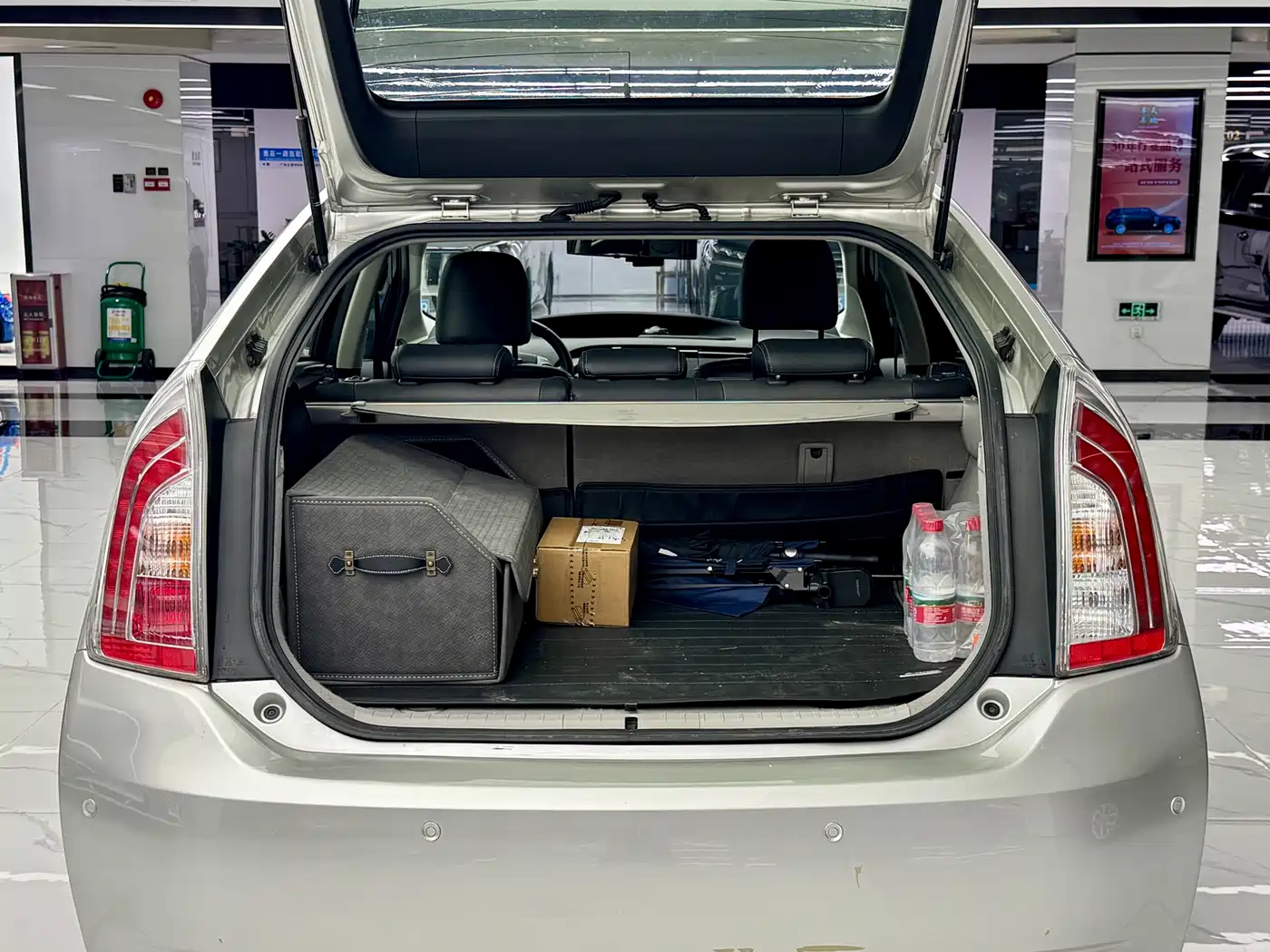 Toyota Prius 2012 1.8L Luxury фото 24