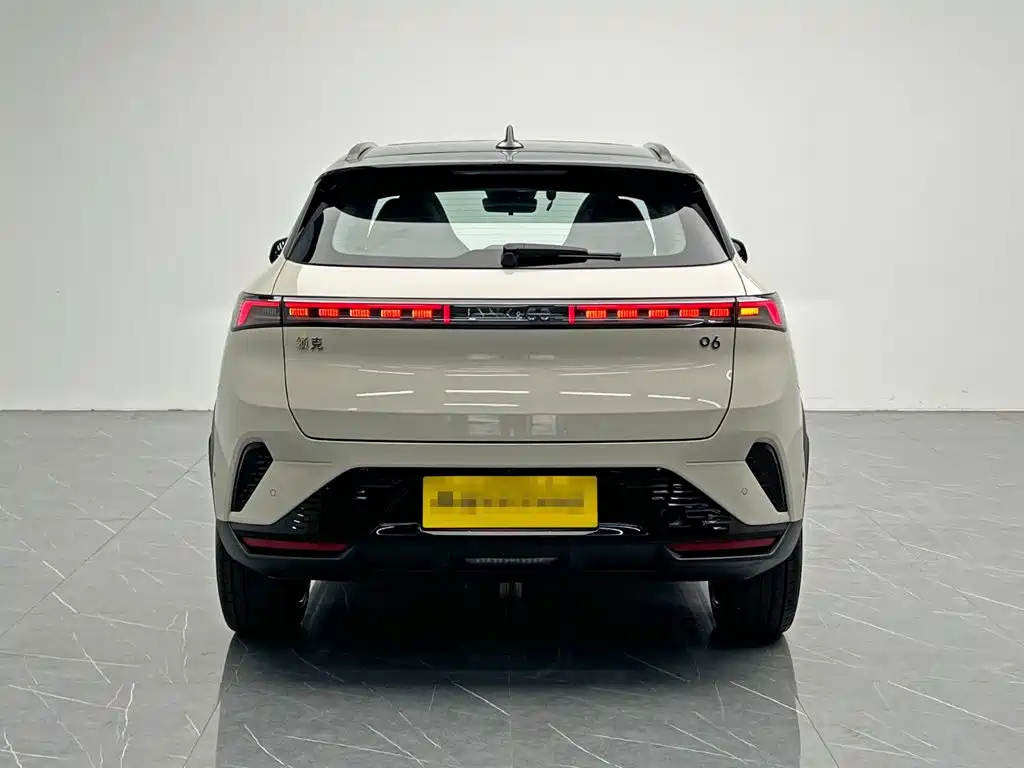 Фото 5 - Lynk & Co 06