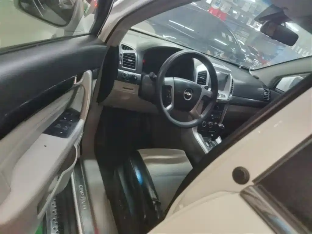 Chevrolet Captiva 2014 2.4L 2WD Urban 5-seater фото 16