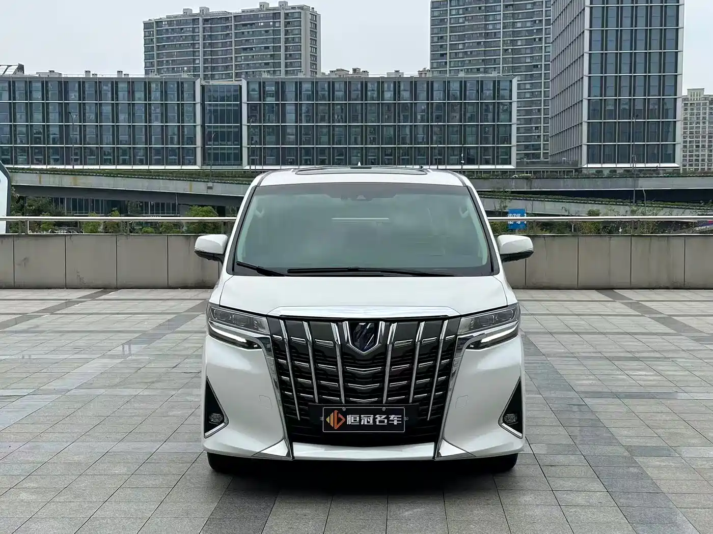 Toyota Alphard 2021 Hybrid 2.5L Luxury фото 2
