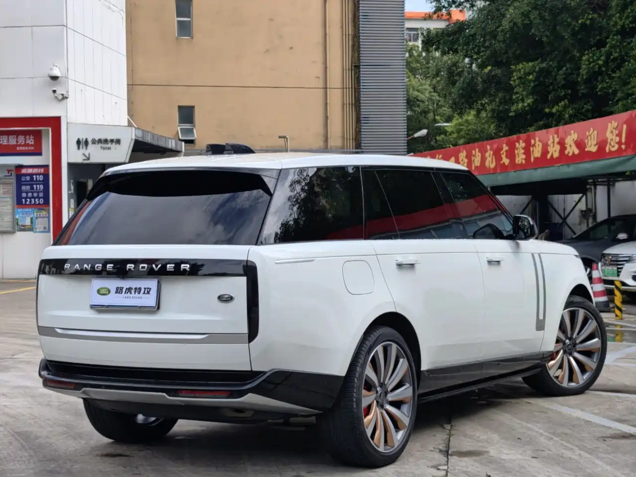 Land Rover Range Rover 2024 3.0 L6 400PS Genesis Extended фото 14