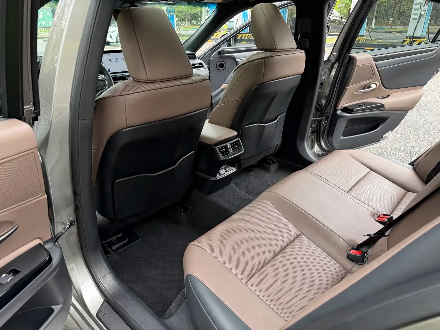 Lexus ES 2023 200 Excellence Edition фото 13
