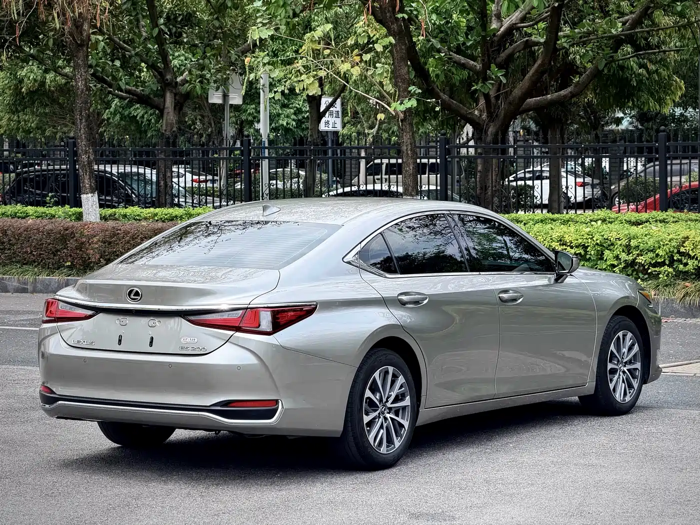 Lexus ES 2023 200 Excellence Edition фото 4