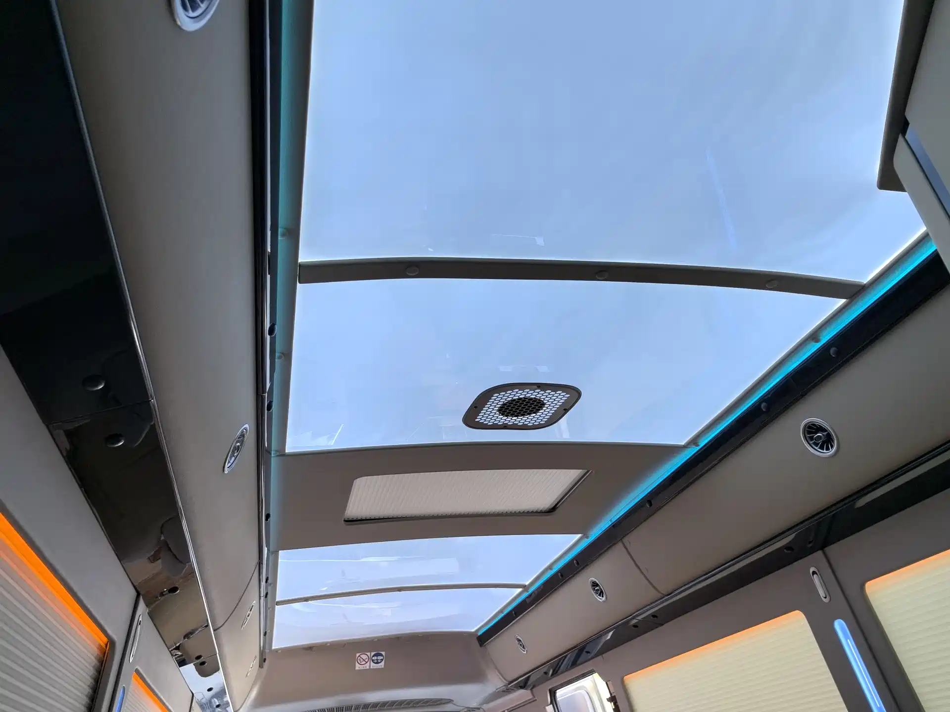 صورة 12 - Toyota Coaster