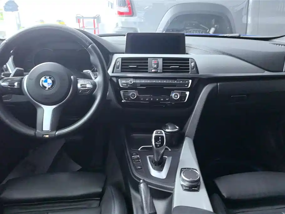 BMW 3 Series 2018 320i M Sport Black Night Edition фото 12