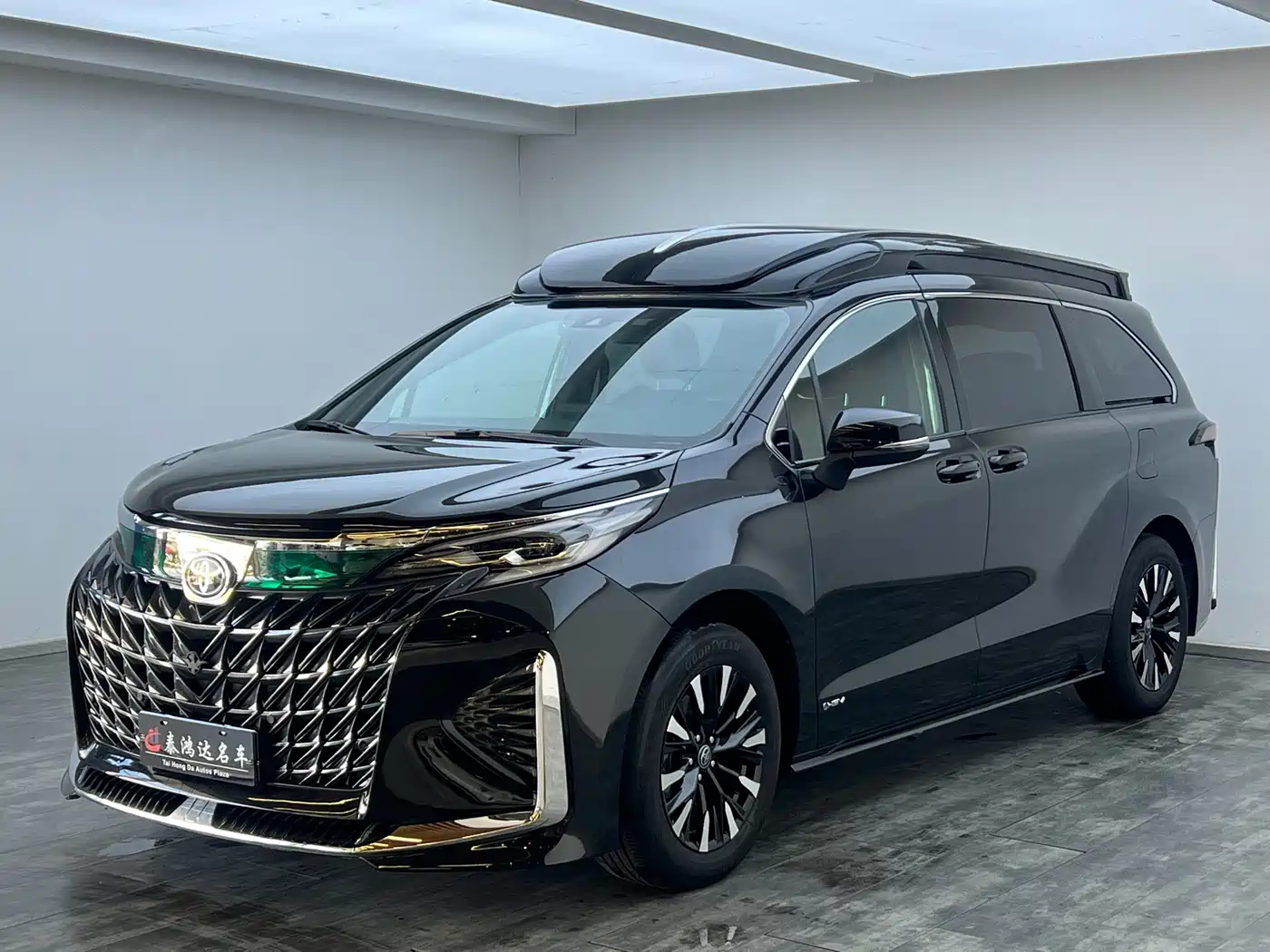 Toyota Sienna 2024 2.5L Hybrid Ultimate Premium Edition фото 2