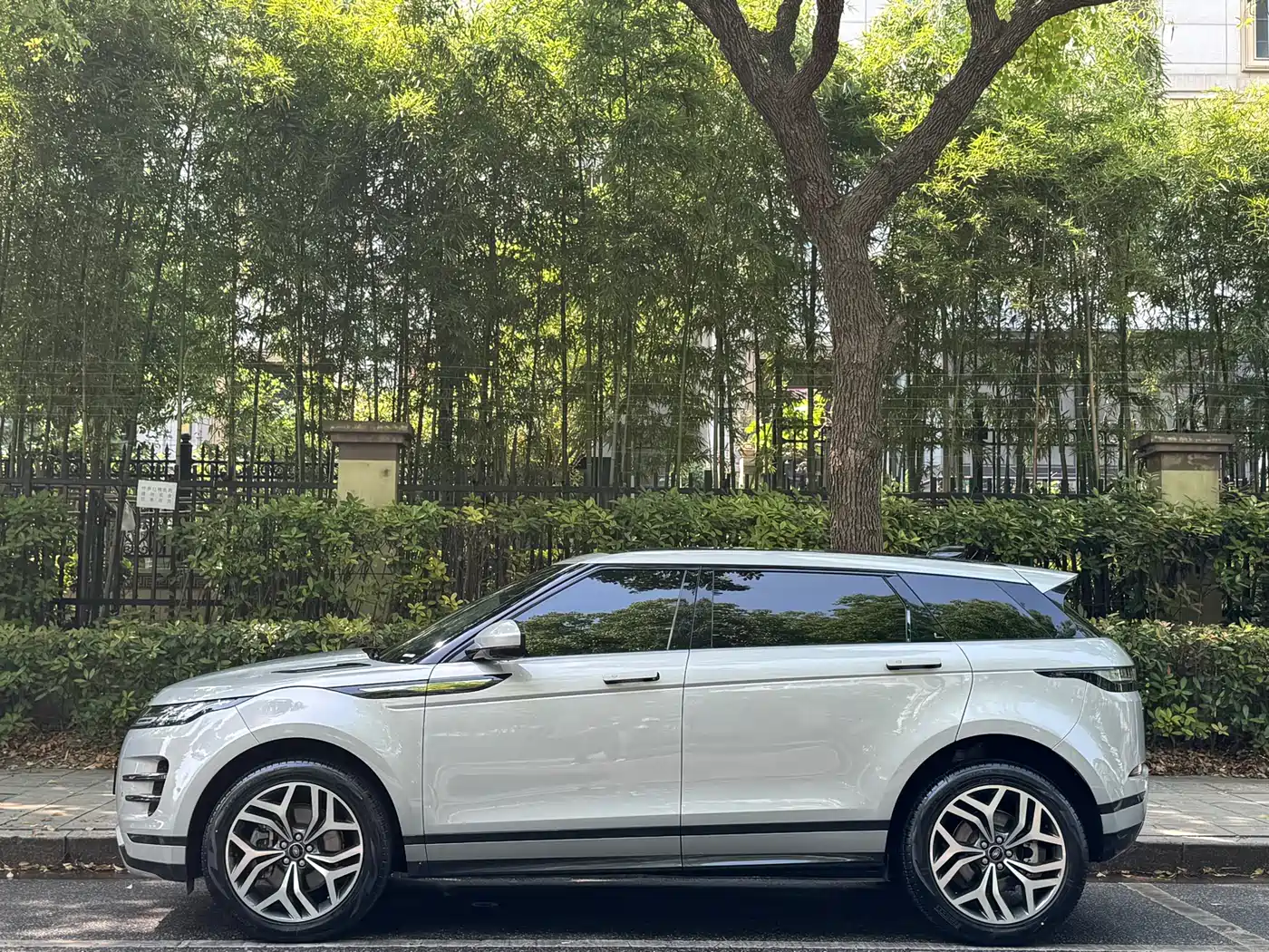 Land Rover Range Rover Evoque 2023 Range Rover Evoque L 249PS Luxury Edition фото 3