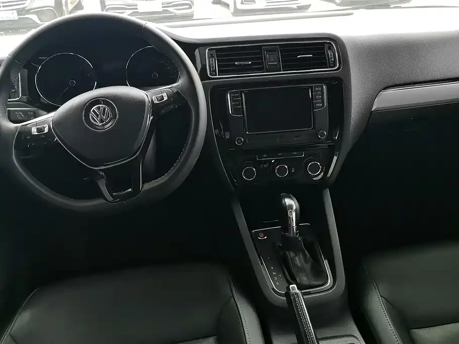 Volkswagen Sagitar 2017 1.6L Automatic Comfort фото 12