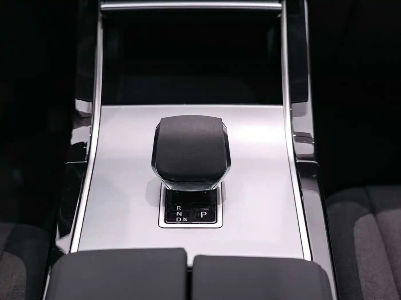 Land Rover Range Rover Velar 2024 S фото 18