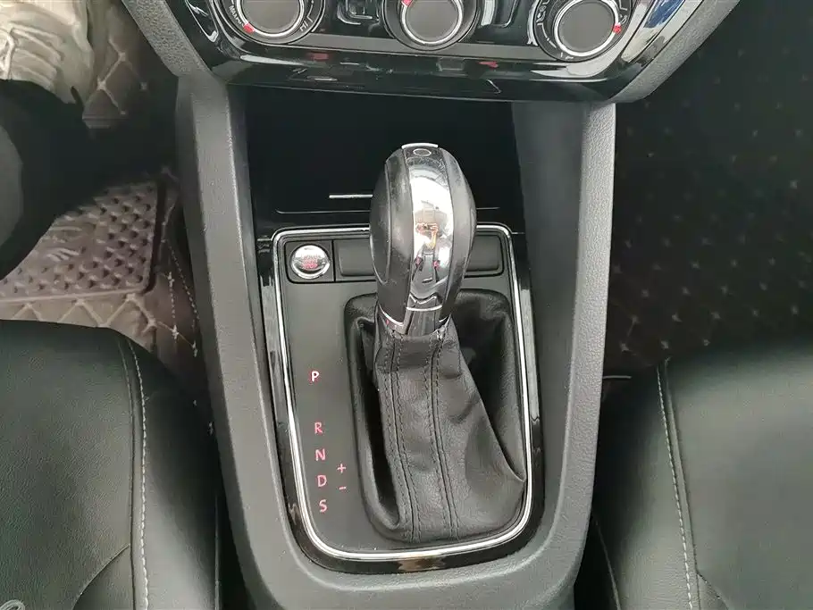 Volkswagen Sagitar 2017 1.6L Automatic Comfort фото 16