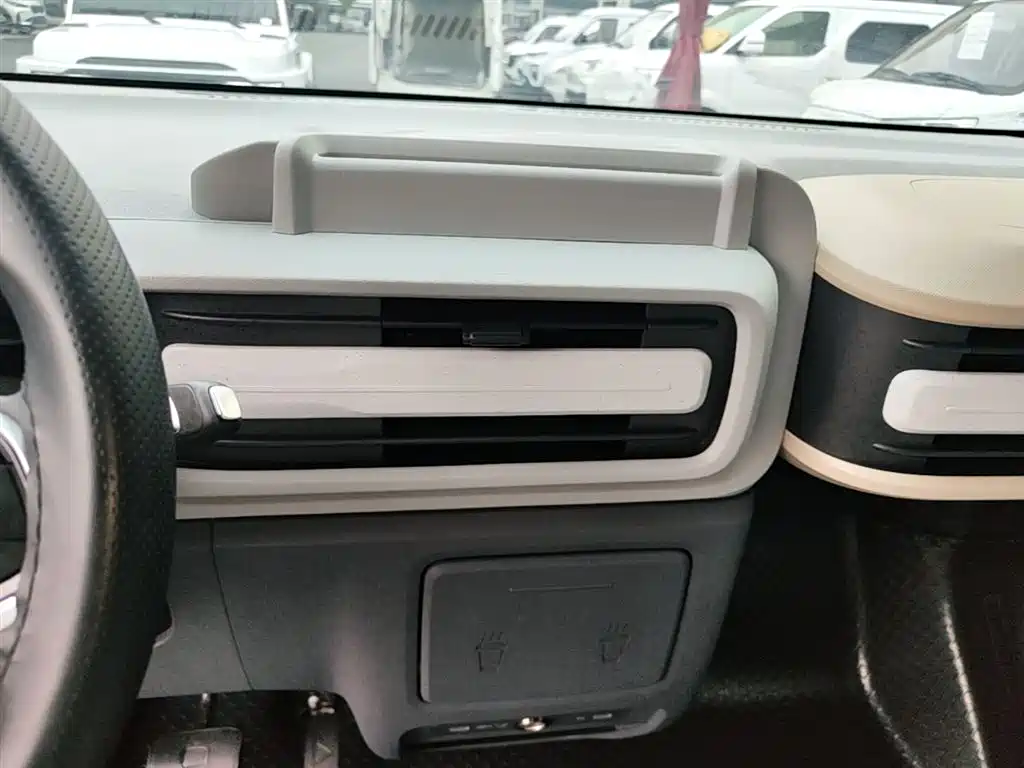 SAIC Maxus Dana V1 2023 Model V1 Short Wheelbase High Roof (43kWh) фото 13