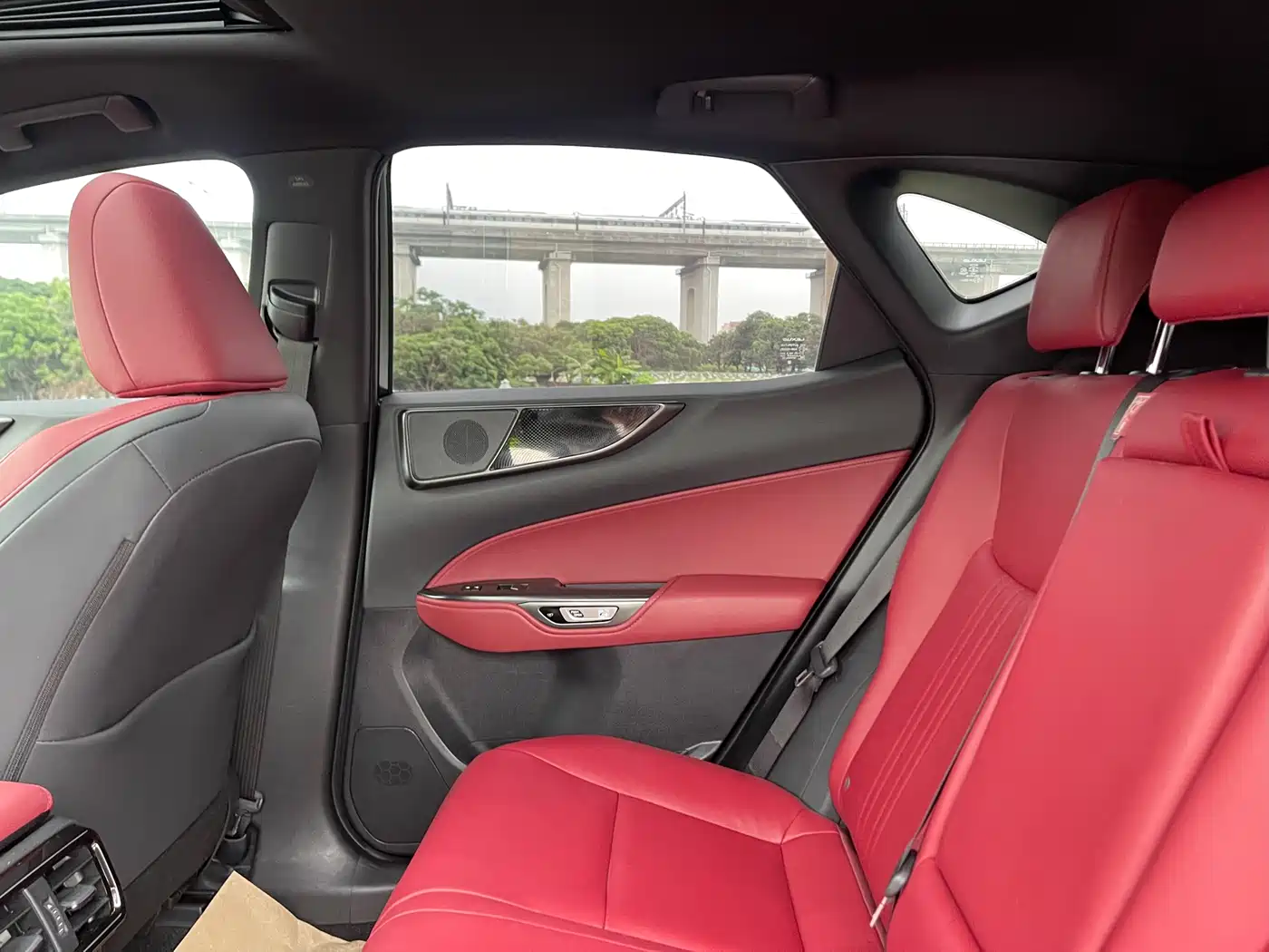 Lexus NX 2022 350h FWD Joy Creation Edition фото 27
