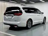 Фото 19 - Chrysler Pacifica PHEV