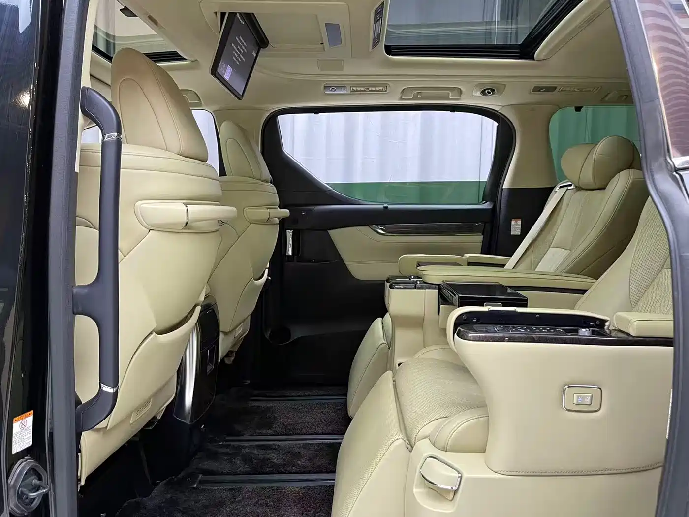 Toyota Vellfire 2020 Twin Engine 2.5L HV Premium Edition фото 8