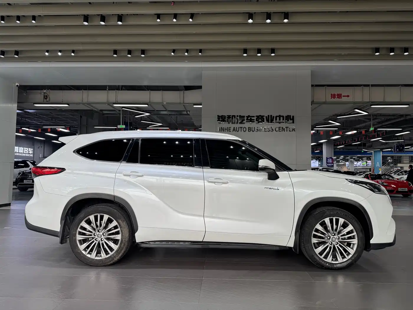 Toyota Highlander 2023 2.5L Smart Hybrid Dual Engine AWD Premium 7-Seater фото 4