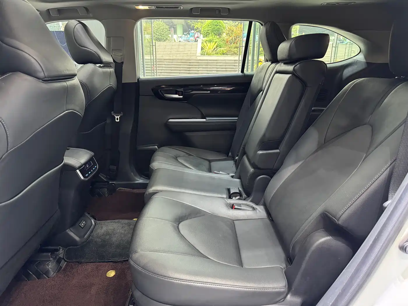 Toyota Highlander 2023 2.5L Smart Hybrid Dual Engine AWD Premium 7-Seater фото 10