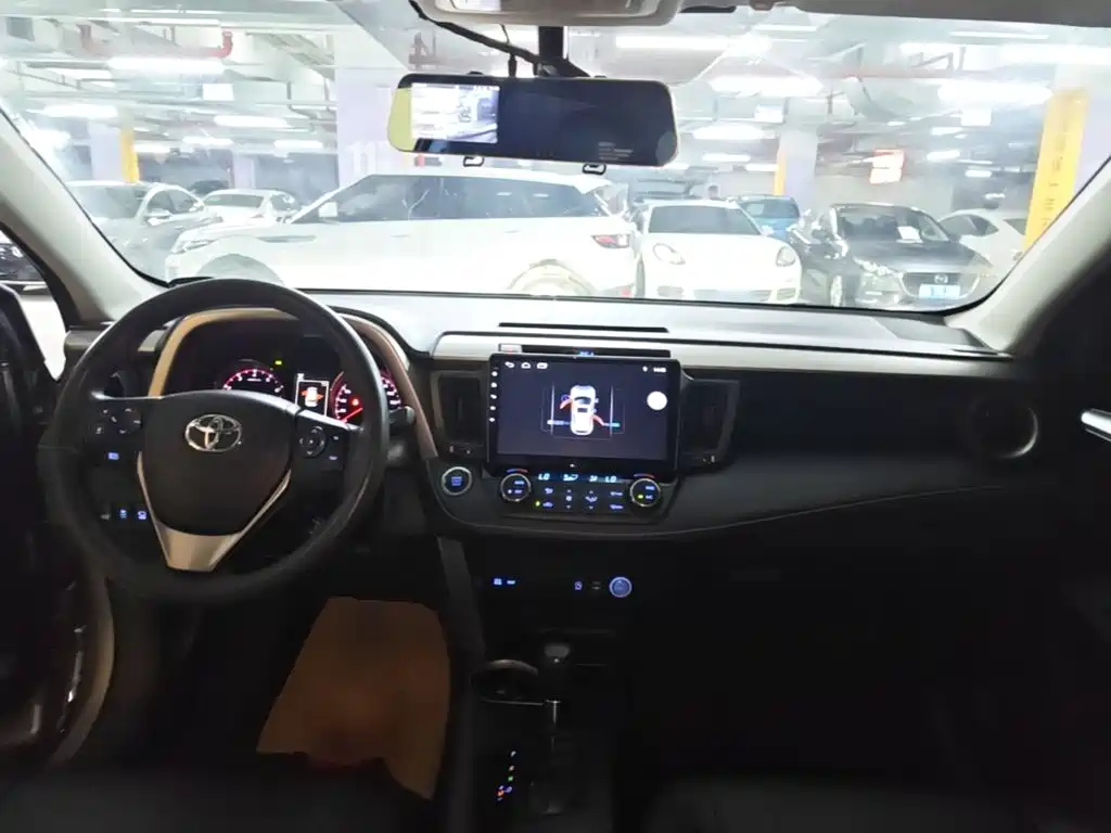 Фото 10 - Toyota RAV4