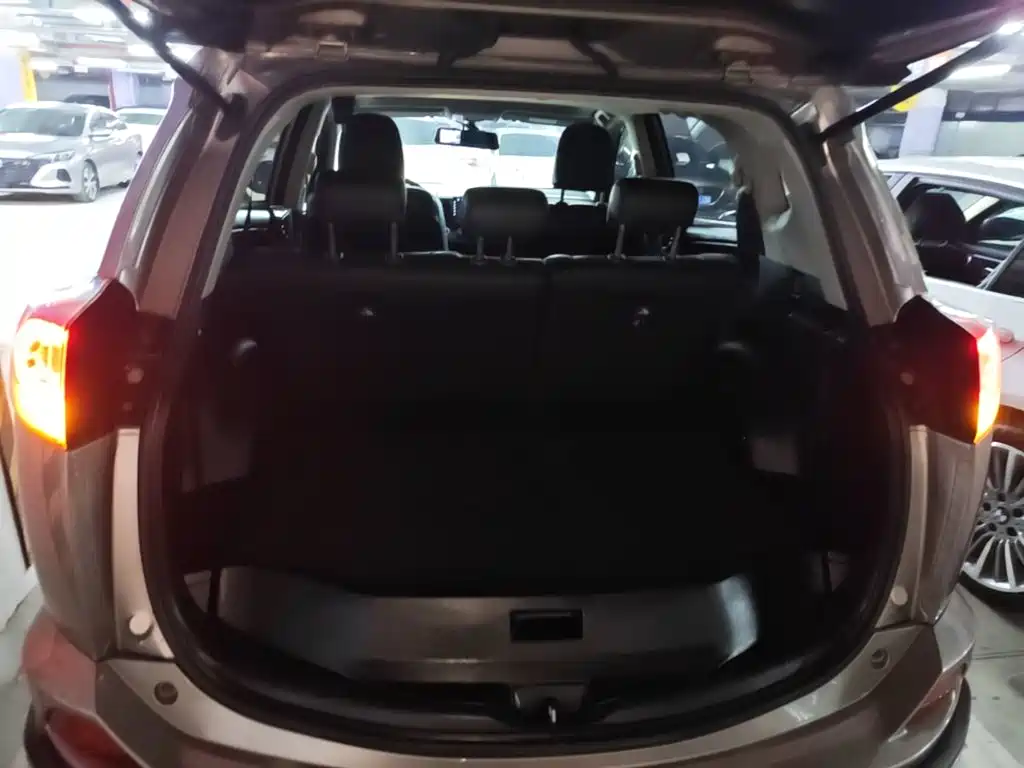 Фото 19 - Toyota RAV4