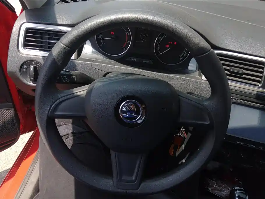 Škoda Skoda Rapid Spaceback 2014 1.6L Automatic Joy Edition фото 15