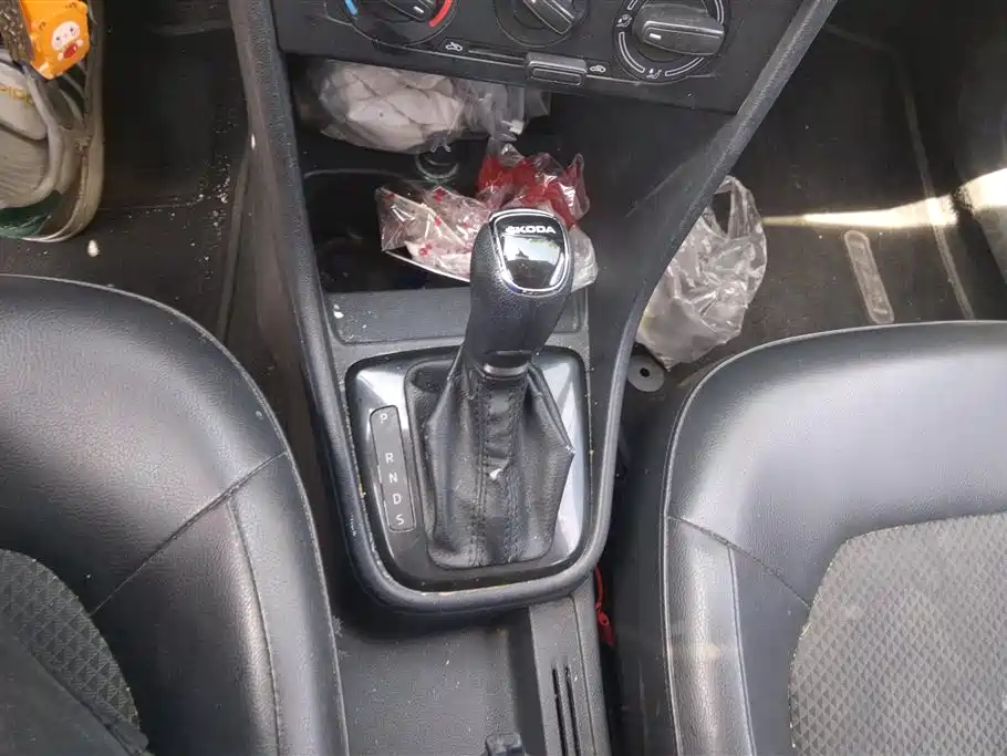 Škoda Skoda Rapid Spaceback 2014 1.6L Automatic Joy Edition фото 16