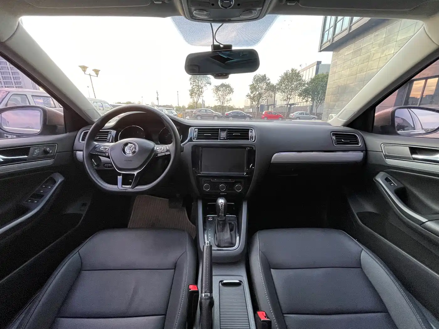 Volkswagen Sagitar 2017 1.6L Automatic Comfort фото 8
