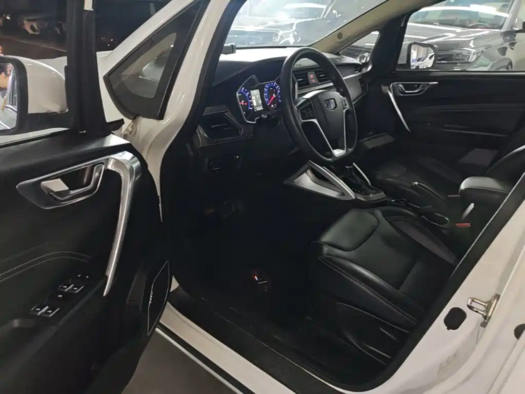 Фото 16 - Geely Vision X3