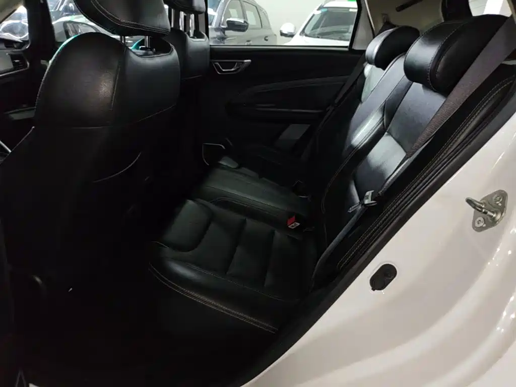 Фото 17 - Geely Vision X3