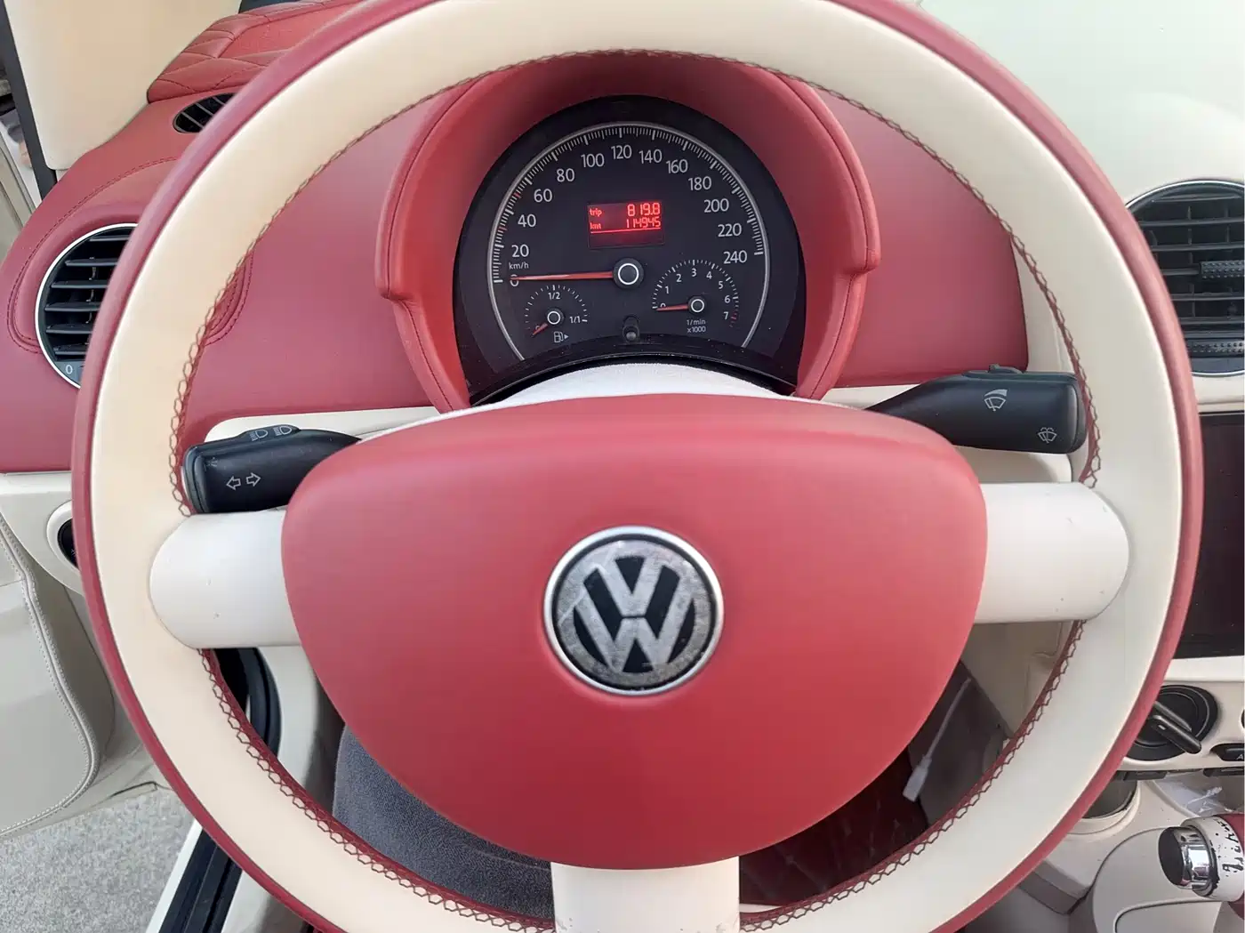 Volkswagen Beetle 2009 2.0 AT Top Convertible фото 13