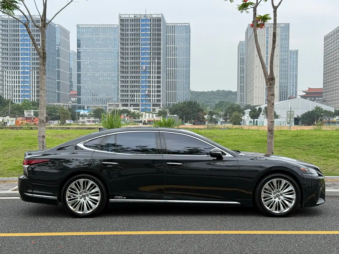 Lexus LS 2018 500h Executive Edition China V фото 7