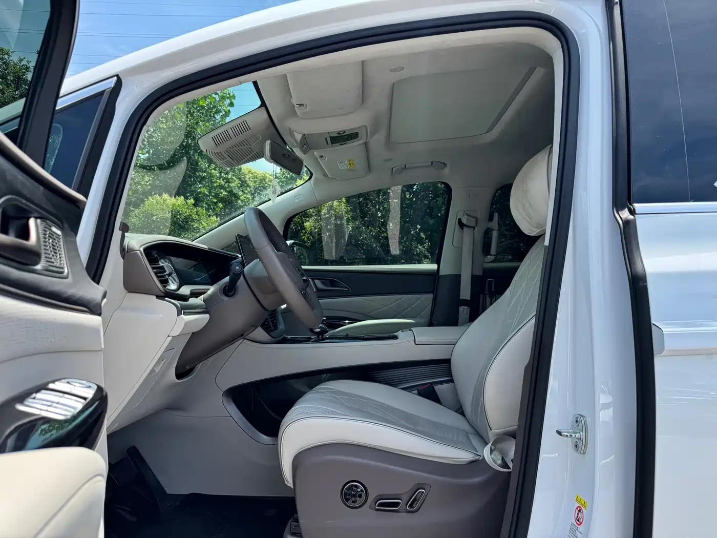 Denza D9 2023 2022 DM-i 970 AWD Flagship